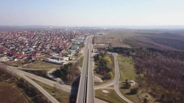 Havadan görünümü dron video bir otoyol. Rating altında hareket ederken uçak ileri uçar.