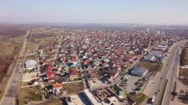 Sinematik havadan görüntüleri. Köy yolu. Araba ile ağaçlar ve ev ve alanlar yolda gidiyor. 4k.