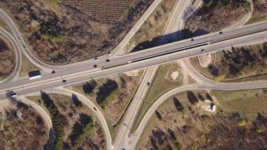 Kavşaktaki kavşak trafiğinin yukarıdan aşağı görüntüsü. Yolların ve demiryollarının üzerinde uçan bir hava aracı vuruldu. Moldova Cumhuriyeti.