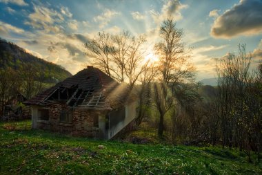 Dağlarda muhteşem bir gün batımı..