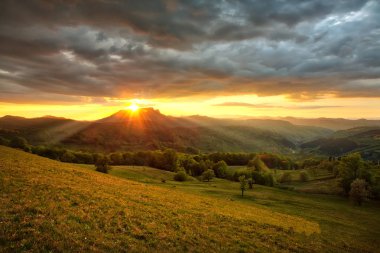 Dağlarda muhteşem bir gün batımı..