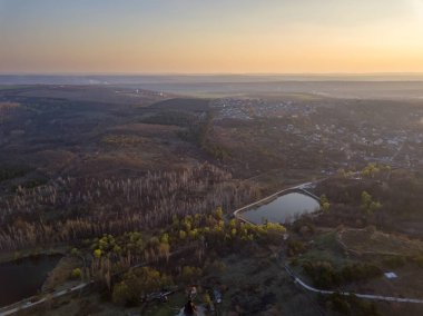 Küçük bir göl üzerinde uçuş