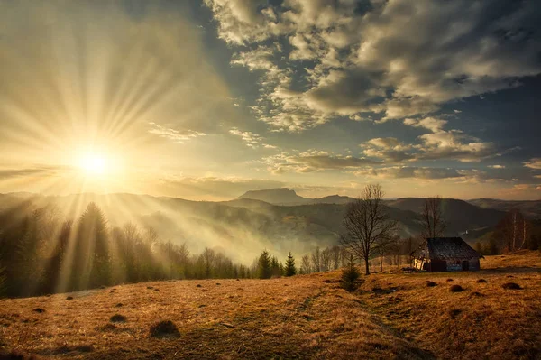 山の風景の中に雄大な夕日. — ストック写真