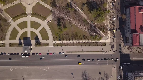 Vue aérienne de l'avenue où beaucoup de voitures film . — Photo