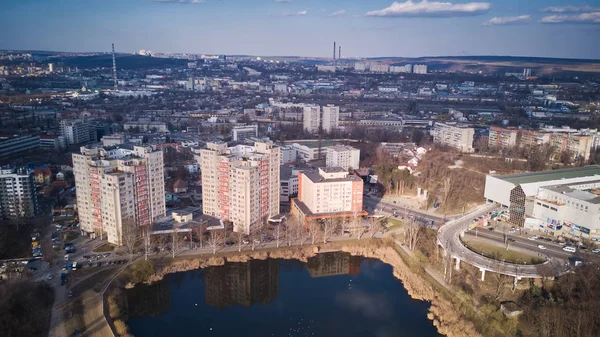 A légi felvétel a drone repül a város felett — Stock Fotó