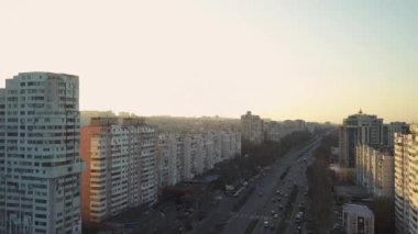 Kişinev, Moldova Cumhuriyeti günbatımında kent üzerinde uçan uçak hava görünümünü. 4 k üzerinde ateş