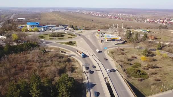 Flygfoto Drone Video Motorväg Drone Flyger Framlänges Medan Trafiken Rör — Stockvideo
