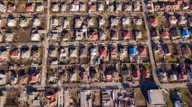 Güneşli bir yaz gününde banliyöde hava aracı uçuşu..