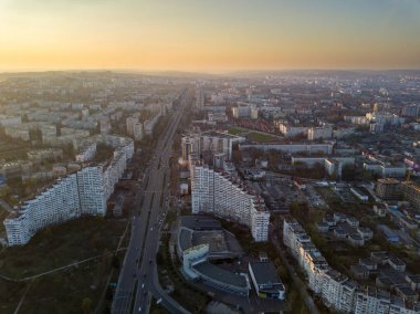Kent üzerinde uçan dronun havadan görünümü