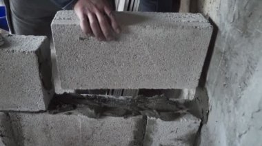 İnşaat işçisi tuğla duvar, inşaat sahasında closeup görünüm oluşturur