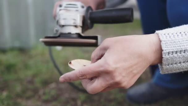 Arbeit Schleifen Die Ecken Eines Hölzernen Details Hausgemachte Inspiration — Stockvideo