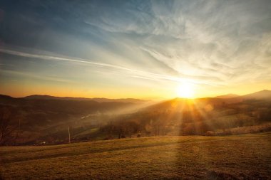 Dağlarda muhteşem bir gün batımı..