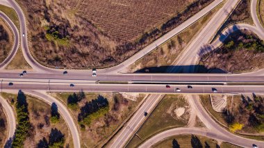 Kavşaktaki kavşak trafiğinin yukarıdan aşağı görüntüsü. Yolların ve demiryollarının üzerinde uçan bir hava aracı vuruldu. Moldova Cumhuriyeti.