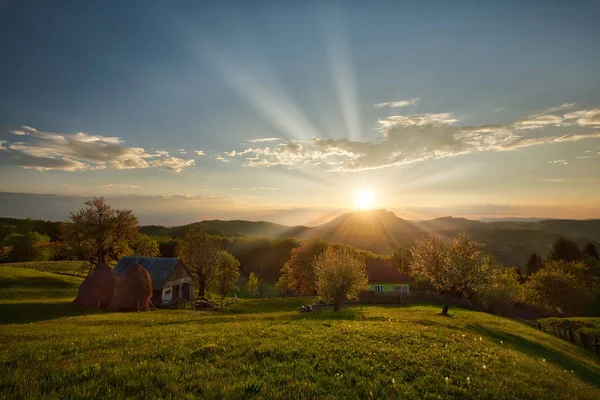 Dağlarda muhteşem bir gün batımı.. — Stok fotoğraf