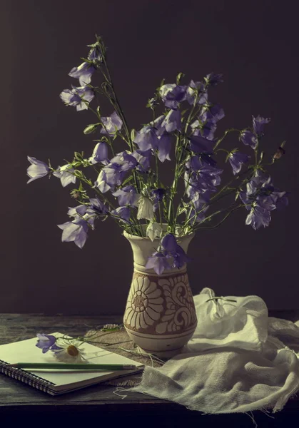 Bonito buquê de flores em forma de sino — Fotografia de Stock