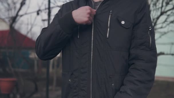Ceketini Fermuarına Tırmanan Genç Adam — Stok video