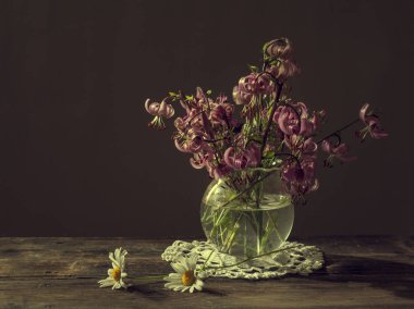 Güzel çan şeklinde çiçek buketi