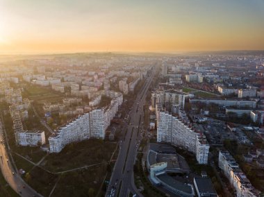 Kent üzerinde uçan dronun havadan görünümü
