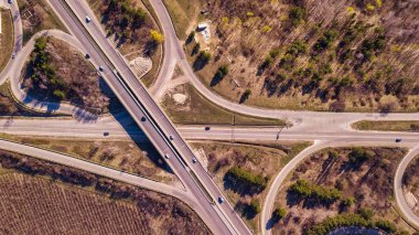 Kavşaktaki kavşak trafiğinin yukarıdan aşağı görüntüsü. Yolların ve demiryollarının üzerinde uçan bir hava aracı vuruldu. Moldova Cumhuriyeti.