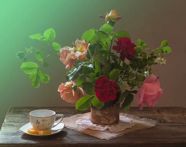 Rosa vermelha em vaso na mesa de madeira — Fotografia de Stock