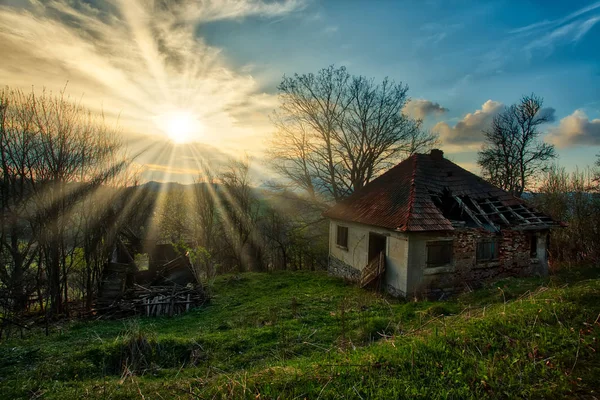 Dağlarda muhteşem bir gün batımı.. — Stok fotoğraf