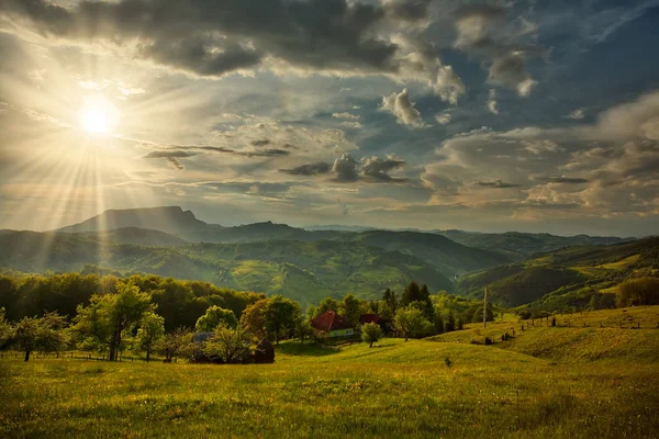 Majestueuze zonsondergang in het berglandschap. — Stockfoto