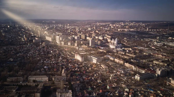 Vue aérienne du drone survolant la ville — Photo