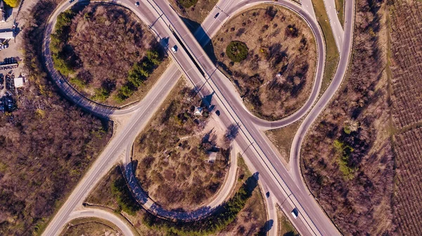 インターチェンジ道路接合部のトラフィックの空中トップダウンビュー ドローンは横断道路や鉄道の線路を飛び越えるショット モルドバ共和国 — ストック写真