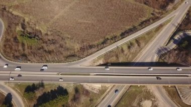 Kavşaktaki kavşak trafiğinin yukarıdan aşağı görüntüsü. Yolların ve demiryollarının üzerinde uçan bir hava aracı vuruldu. Moldova Cumhuriyeti.
