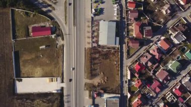 Güneşli bir yaz gününde banliyöde hava aracı uçuşu..