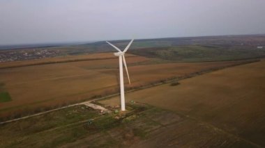 Hava. Rüzgar jeneratörleri üzerinde video çekim uçuş. Ekolojik enerji.