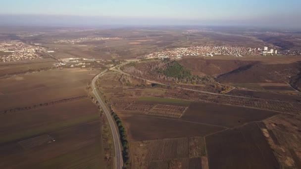 フィールド間の郊外の道の空撮 モルドバ共和国 — ストック動画