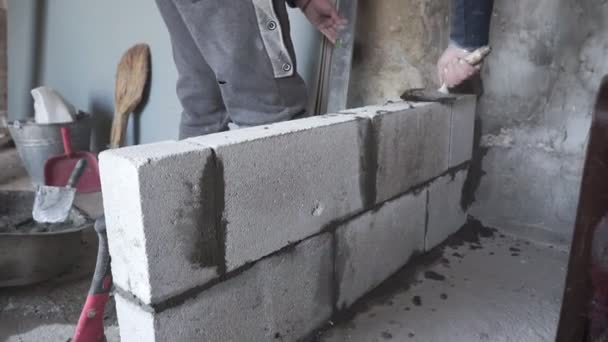 Operaio Edile Costruisce Muro Mattoni Vista Vicino Cantiere — Video Stock