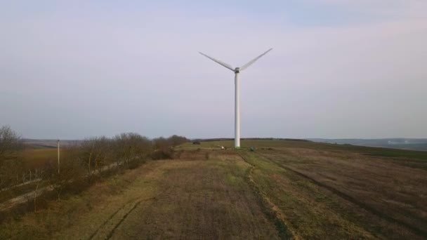 视频拍摄飞行在风力发电机 生态能源 — 图库视频影像