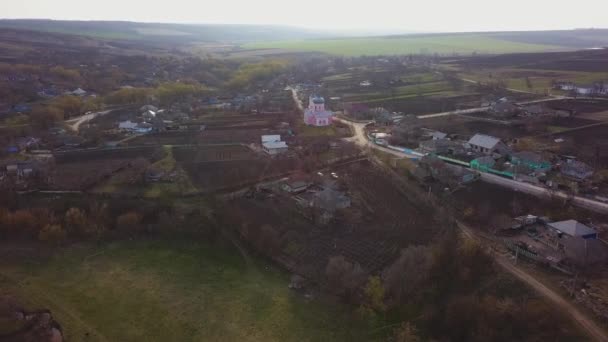 Volo Sopra Piccolo Villaggio Con Una Chiesa Centro Tramonto Villaggio — Video Stock