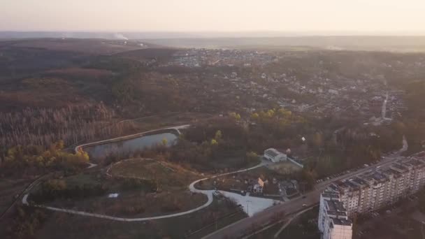 Vue aérienne. Vol au-dessus d'une énorme autoroute au coucher du soleil Paysages urbanistiques. Moldavie, Kishinev .