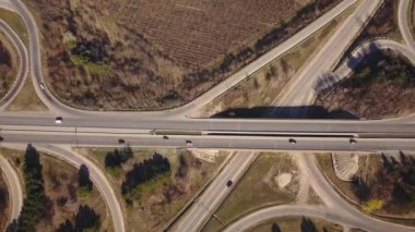 Kavşaktaki kavşak trafiğinin yukarıdan aşağı görüntüsü. Yolların ve demiryollarının üzerinde uçan bir hava aracı vuruldu. Moldova Cumhuriyeti.