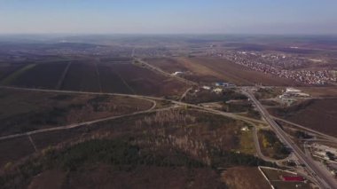 Havadan görünümü dron video bir otoyol. Rating altında hareket ederken uçak ileri uçar.