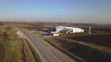 Fabrika ve tarımsal parsel üzerinde uçan. Alanın ortasında bitkinin havadan araştırması