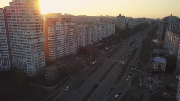 Αεροφωτογραφία Του Drone Πετώντας Πάνω Από Την Πόλη Στο Ηλιοβασίλεμα — Αρχείο Βίντεο