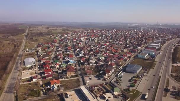 Filmación Aérea Cinematográfica Camino Del Pueblo Coche Recorre Camino Entre — Vídeo de stock