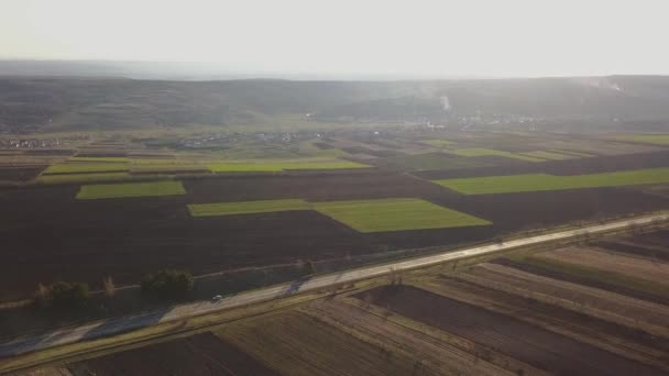 フィールド間の郊外の道の空撮 モルドバ共和国 — ストック動画