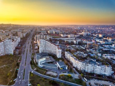 Kent üzerinde uçan dronun havadan görünümü