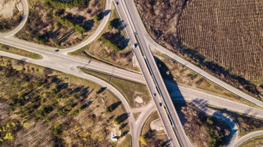 Kavşak karayolu kavşak trafiği hava yukarıdan aşağı görünümü.