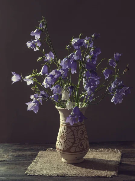 Bonito buquê de flores em forma de sino — Fotografia de Stock