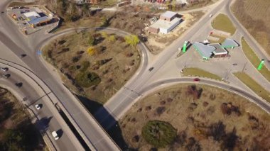 Kavşaktaki kavşak trafiğinin yukarıdan aşağı görüntüsü. Yolların ve demiryollarının üzerinde uçan bir hava aracı vuruldu. Moldova Cumhuriyeti.