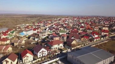 Güneşli bir yaz gününde banliyöde hava aracı uçuşu..