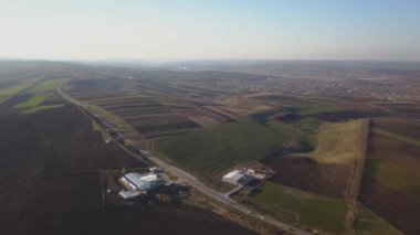 Hava alanları ve mini fabrika arasındaki banliyö yol görünümünü. Moldova Cumhuriyeti.