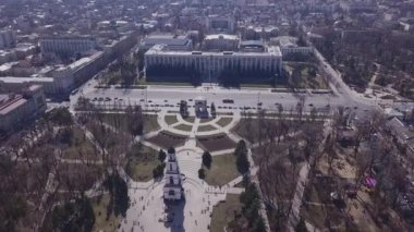 Şehir şehir merkezinde arka plan ile üzerinde Kişinev, Moldova Cumhuriyeti gündüz uçan uçak hava görünümünü. 4 k üzerinde ateş