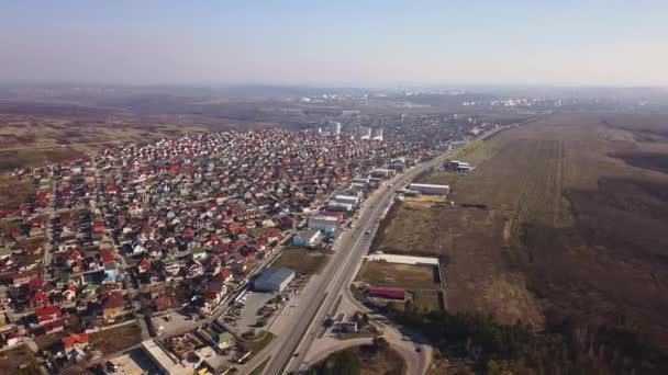 Filmový Letecké Záběry Obec Cesta Auto Jezdí Silnici Mezi Stromy — Stock video